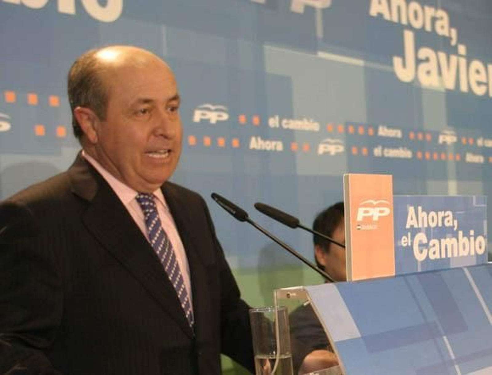 Torres Hurtado dice que deben ser los empresarios quienes mantengan los vuelos de bajo coste