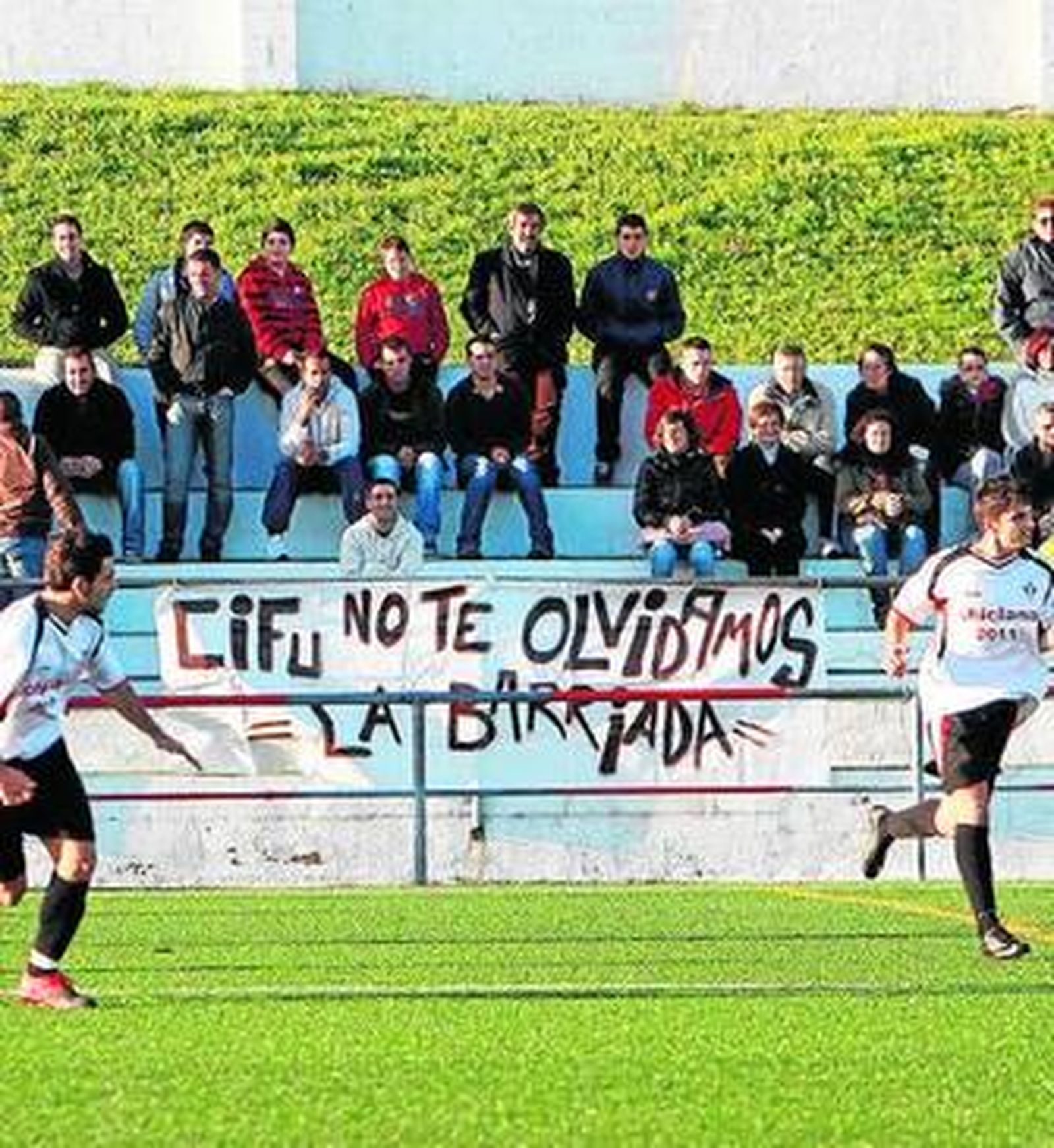 Una pancarta recordaba ayer a 'Cifu' en El Fontanal.