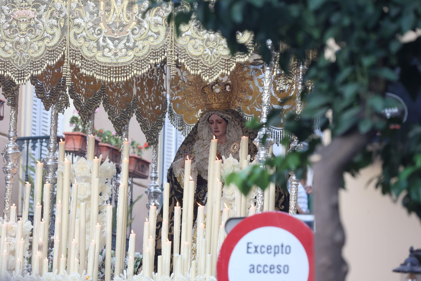 Las fotos de la procesión de Nuestra Señora de la Caridad por el barrio de la Victoria