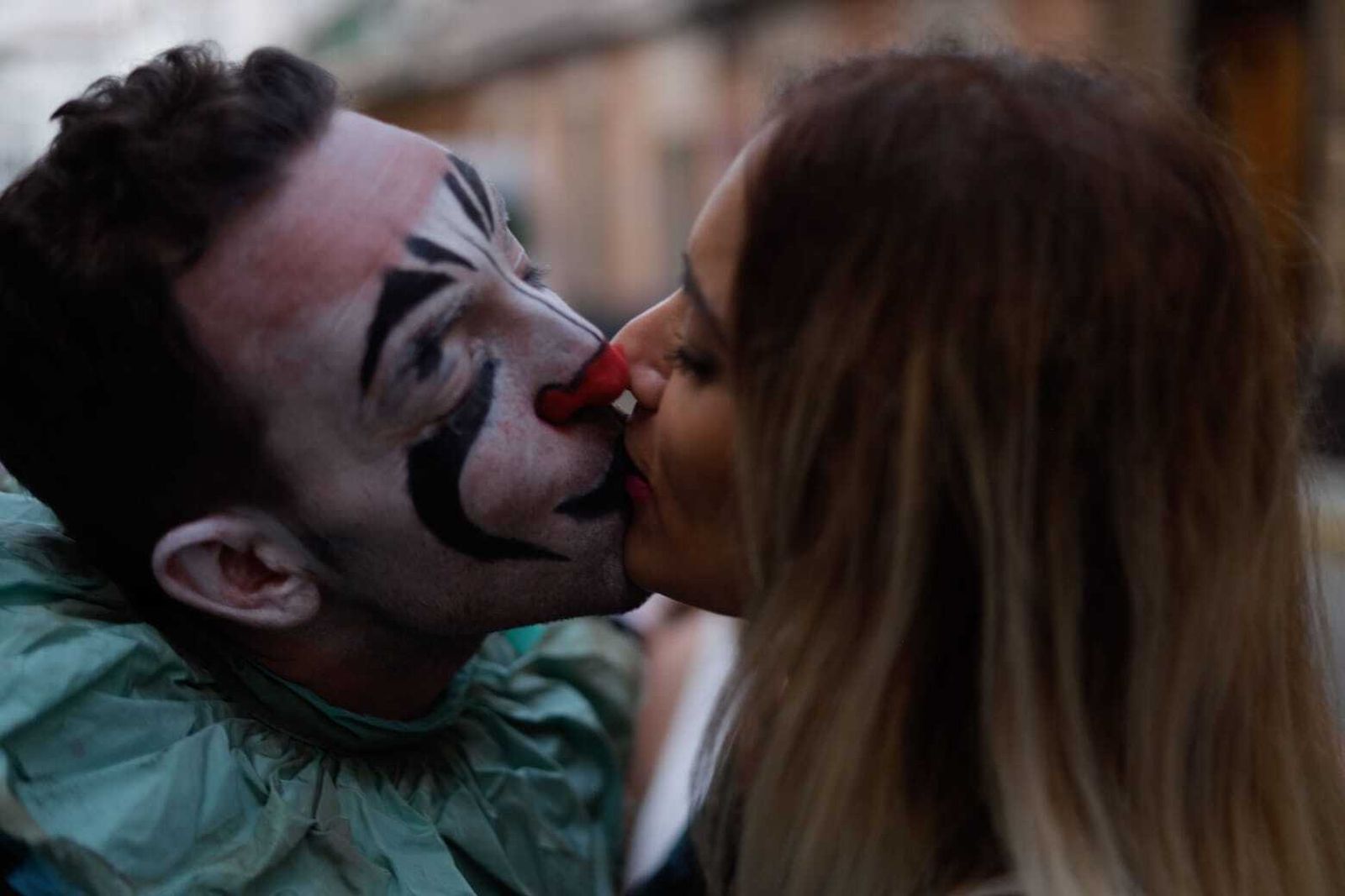 Pasacalles de la comparsa "Los sumisos" camino del Falla