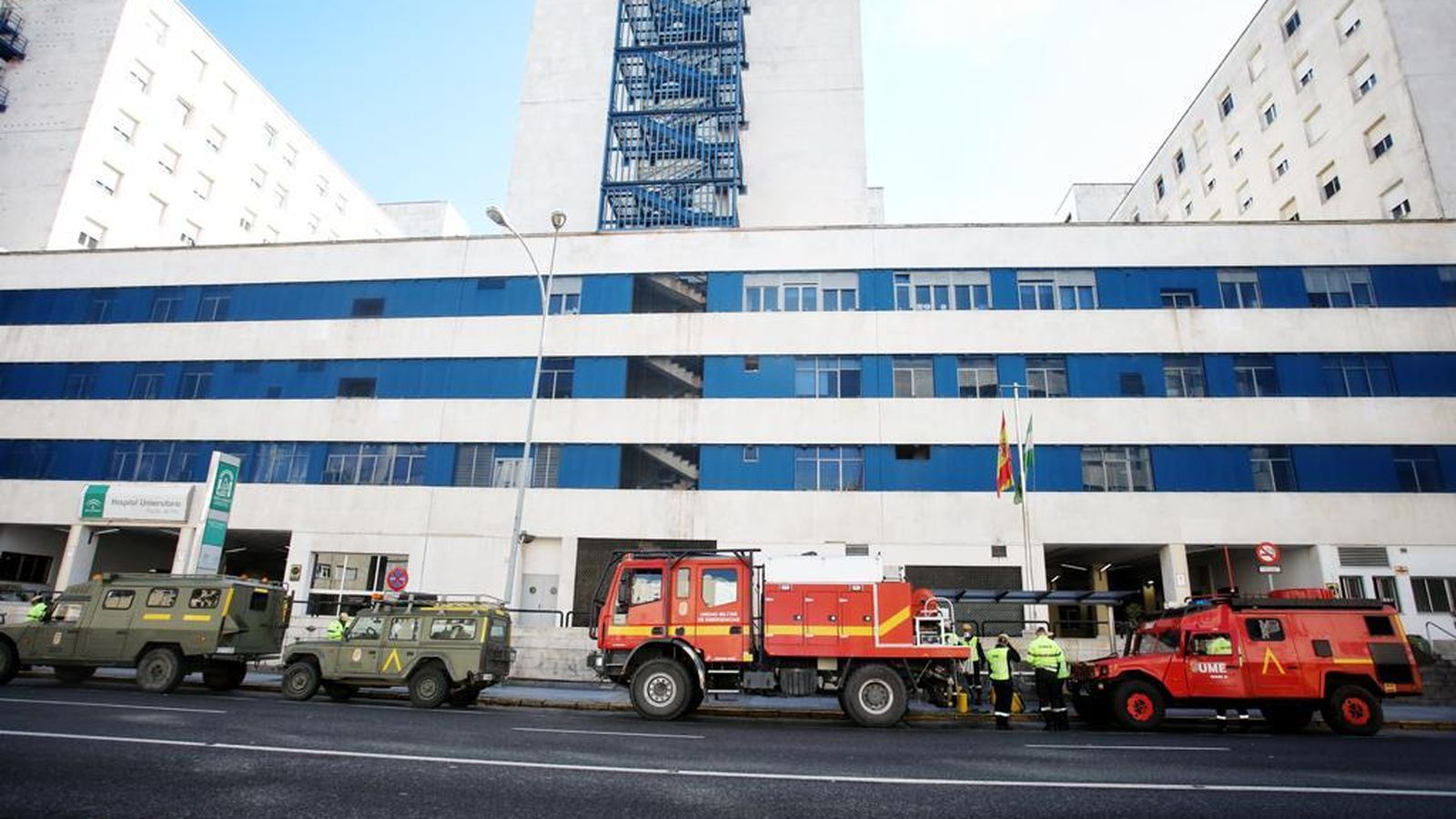 Vehiculos de la UME, ante el Puerta del Mar.