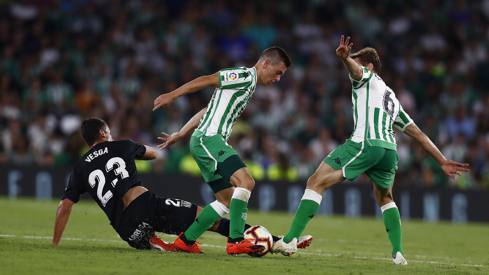 Lo Celso se escapa de Vesga ante Canales.