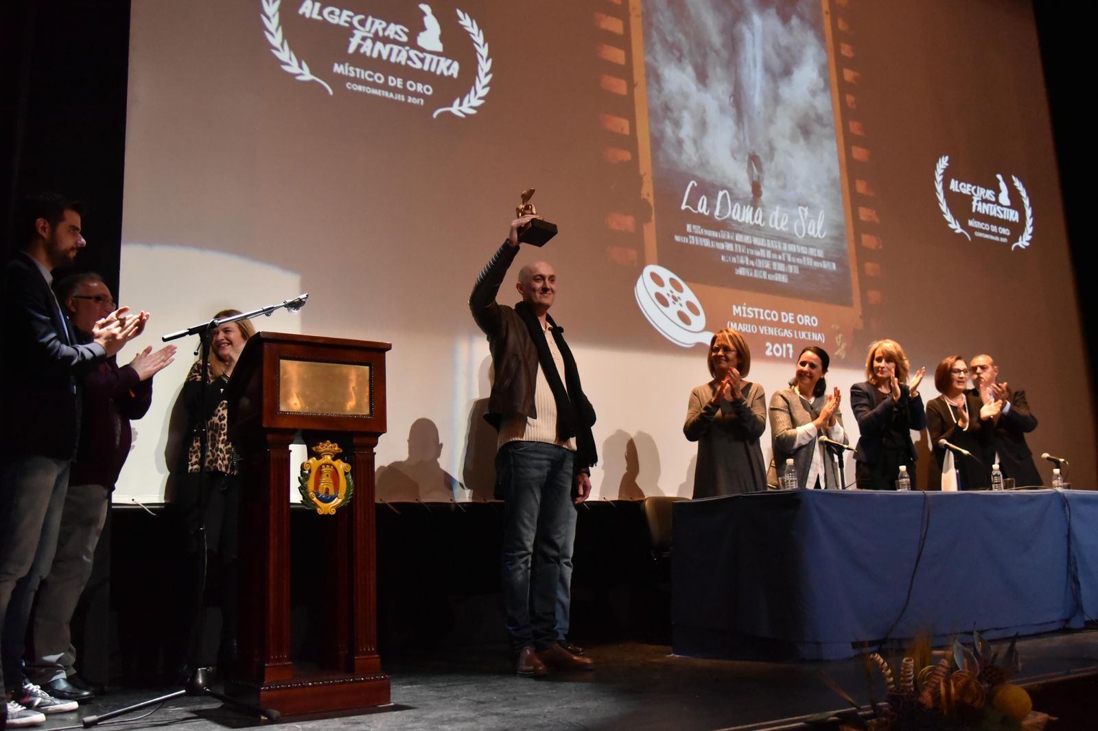 Mario Venegas recoge su premio por el corto 'La dama de sal', anoche en la clausura de Algeciras Fantástika 2017.