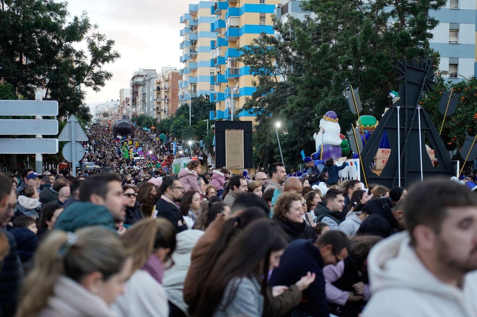 Búscate en las fotos de la cabalgata de Reyes Magos 2026 en Algeciras