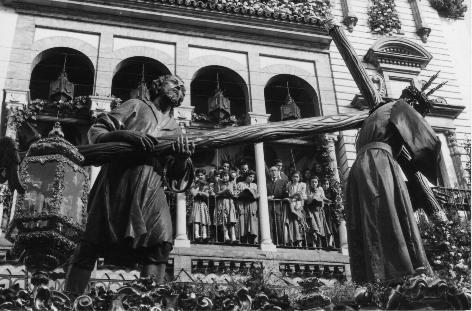 El Nazareno pasando por el Comercial donde se fundó la Agrupación de Cofradías en 1935.