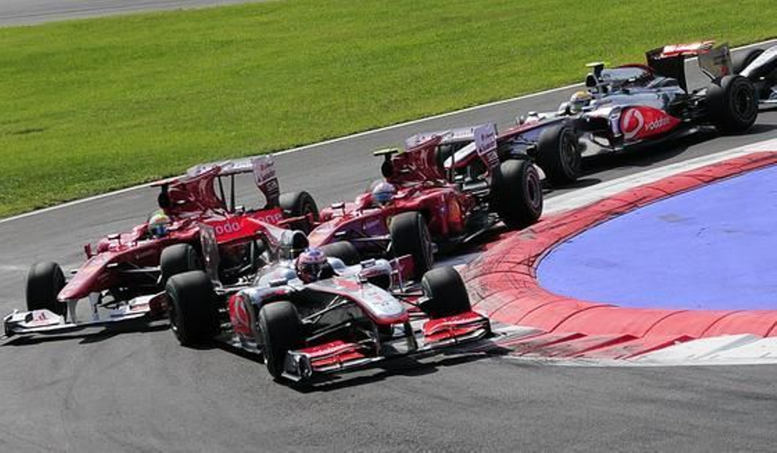 Fernando Alonso refuerza su candidatura al Mundial tras ganar en Monza. / AFP