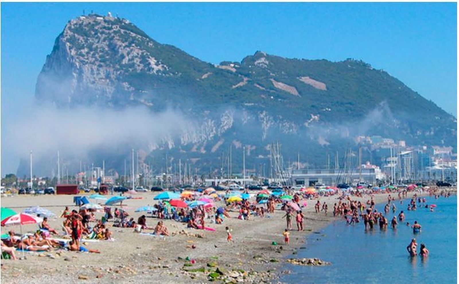 Bañistas en la playa de Poniente de La Línea
