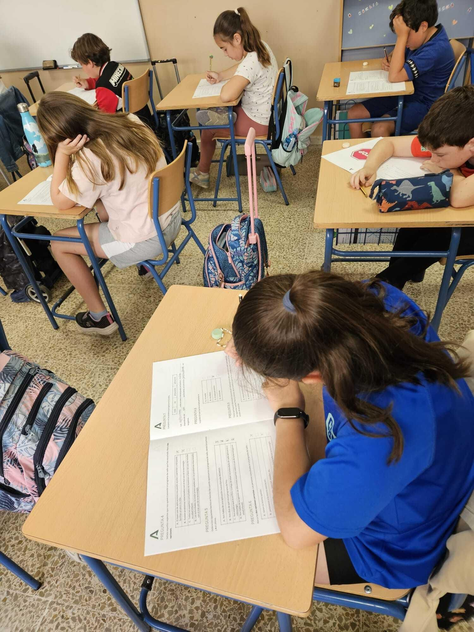 Todos concentrados y relajados al ver que las preguntas eran fáciles.
