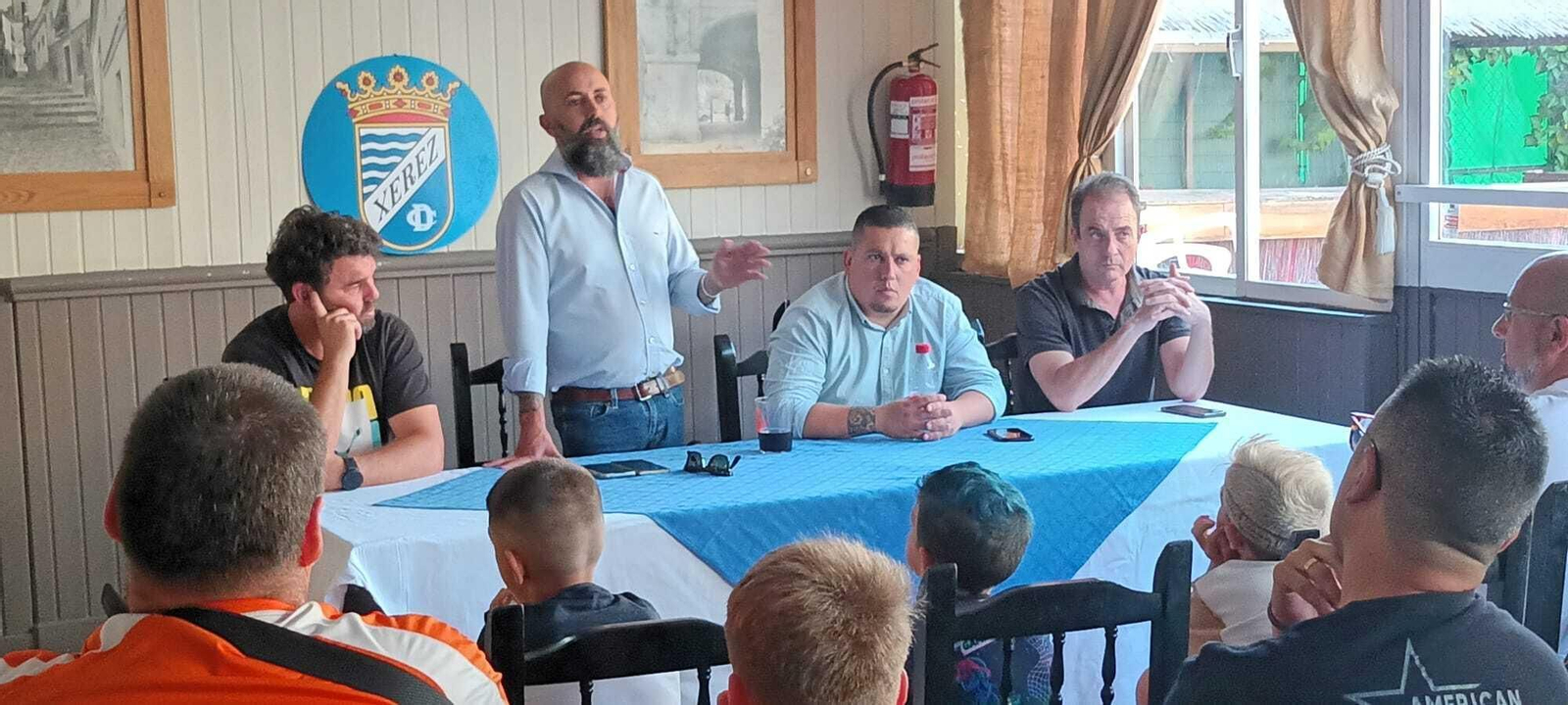 Juan Luis Gil se dirige a los aficionados en la reunión informativa de la cantera. Juan Luis Gil se dirige a los aficionados en la reunión informativa de la cantera.