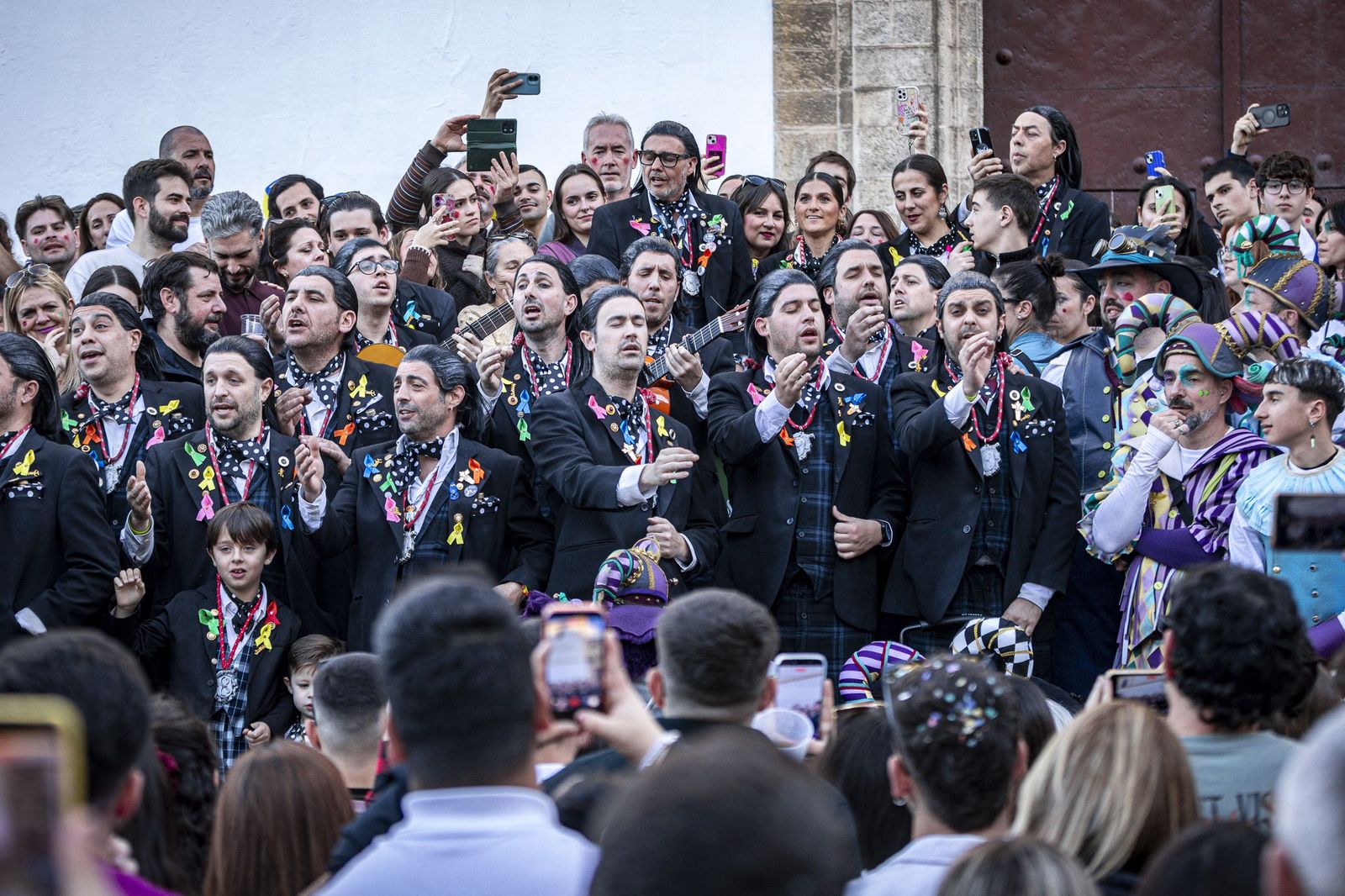 El multitudinario encuentro entre los dos primeros premios del Carnaval de Cádiz, en imágenes
