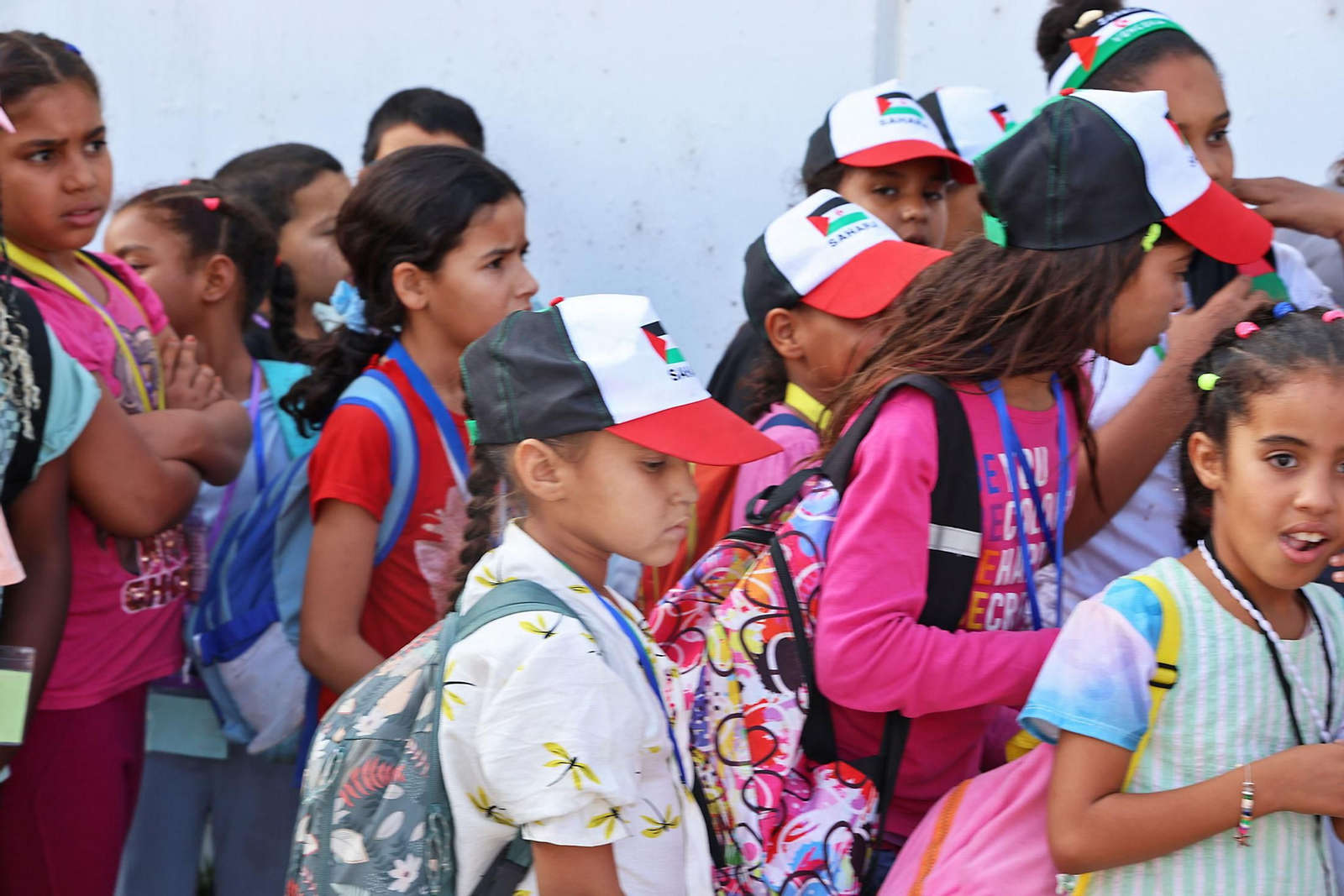 Imágenes del recibimiento a los  niños procedentes de los campamentos saharauis que pasarán sus vacaciones en Huelva
