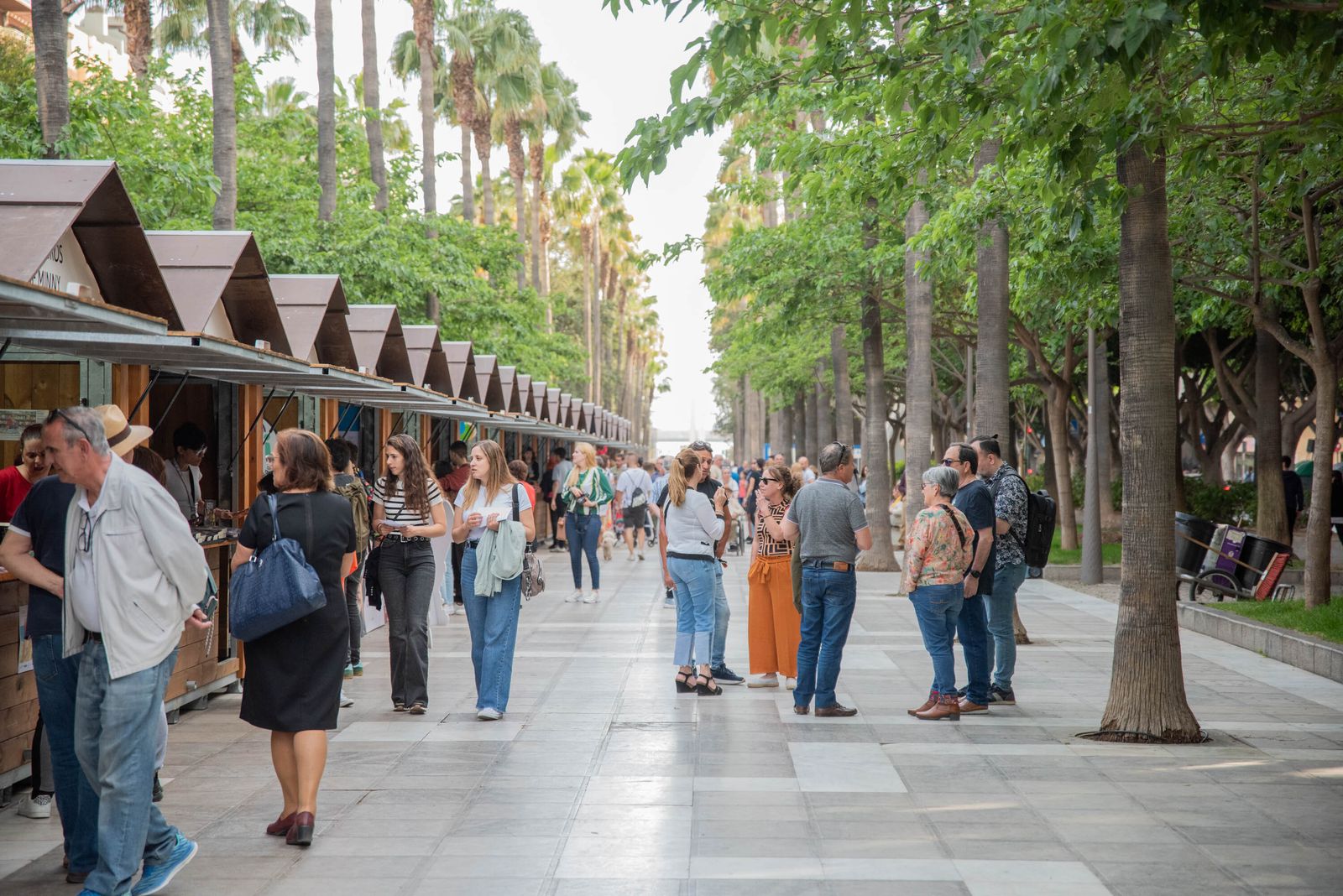 Ambiente que se ha respirado en la Rambla en torno a las casetas de la Feria del Libro.