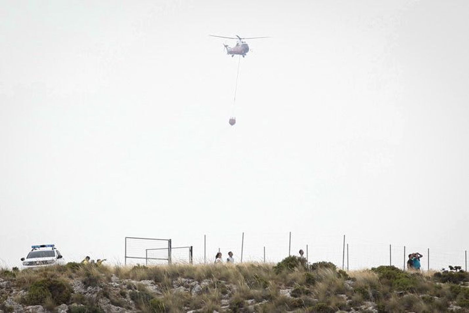 Así trabaja el Infoca en la extinción del incendio provocado por un rayo en Nívar