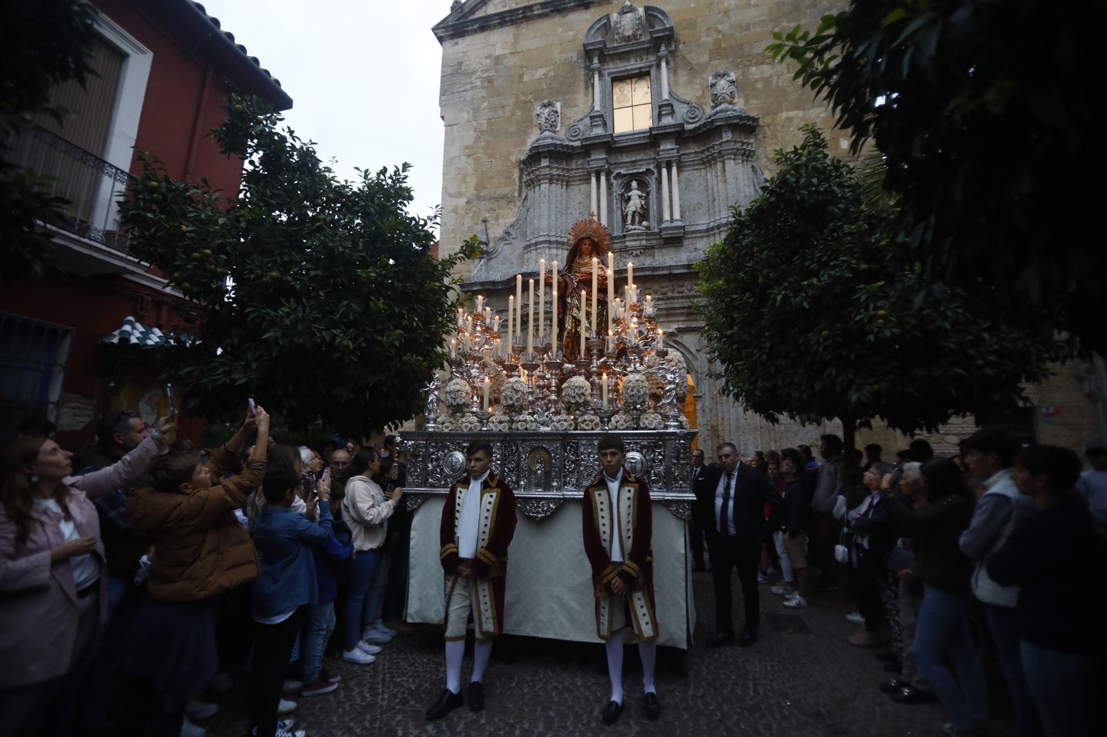 La procesión de la Virgen del Amparo de Córdoba, en imágenes