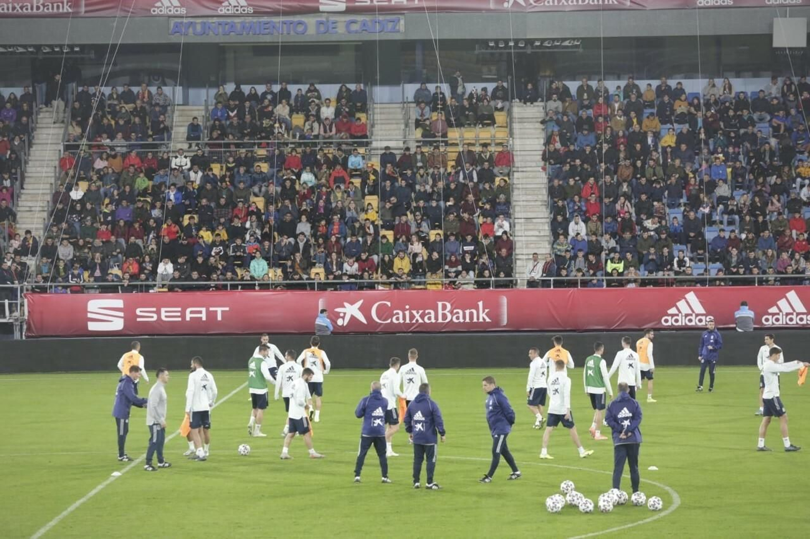 Los aficionados siguieron en la grada de Preferencia, casi repleta, las evoluciones de los internacionales.