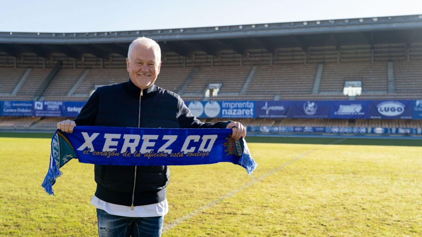 Mark Campbell, nuevo director general del Xerez CD, posa en Chapín con una bufanda del club.
