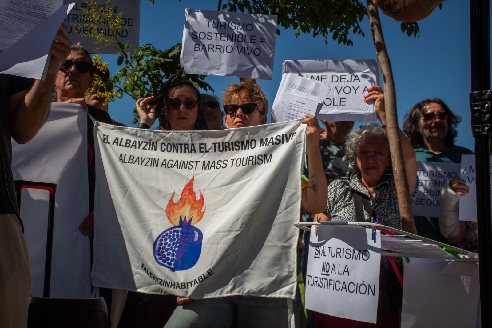 Las mejores imágenes: Vecinos del Albaicín exigen un turismo regulado en Granada