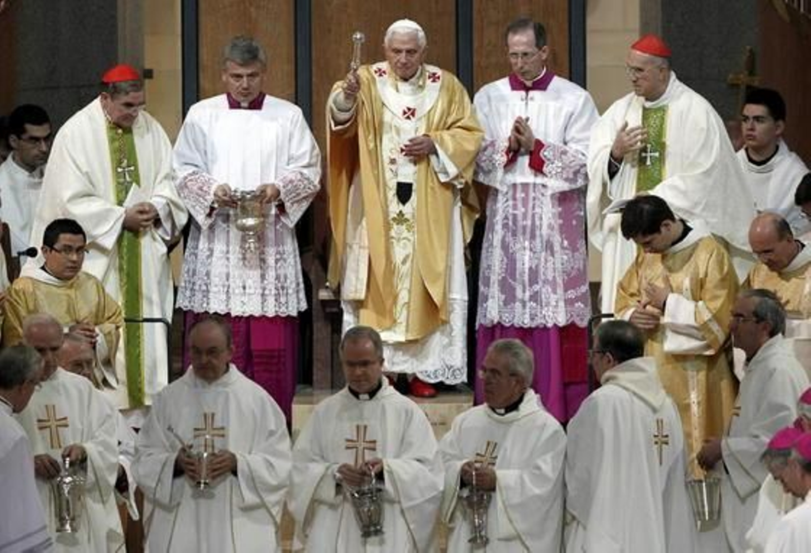 El papa Benedicto XVI bendice la Sagrada Familia de Barcelona y celebra una multitudinaria misa en su interior. 

Foto: EFE
