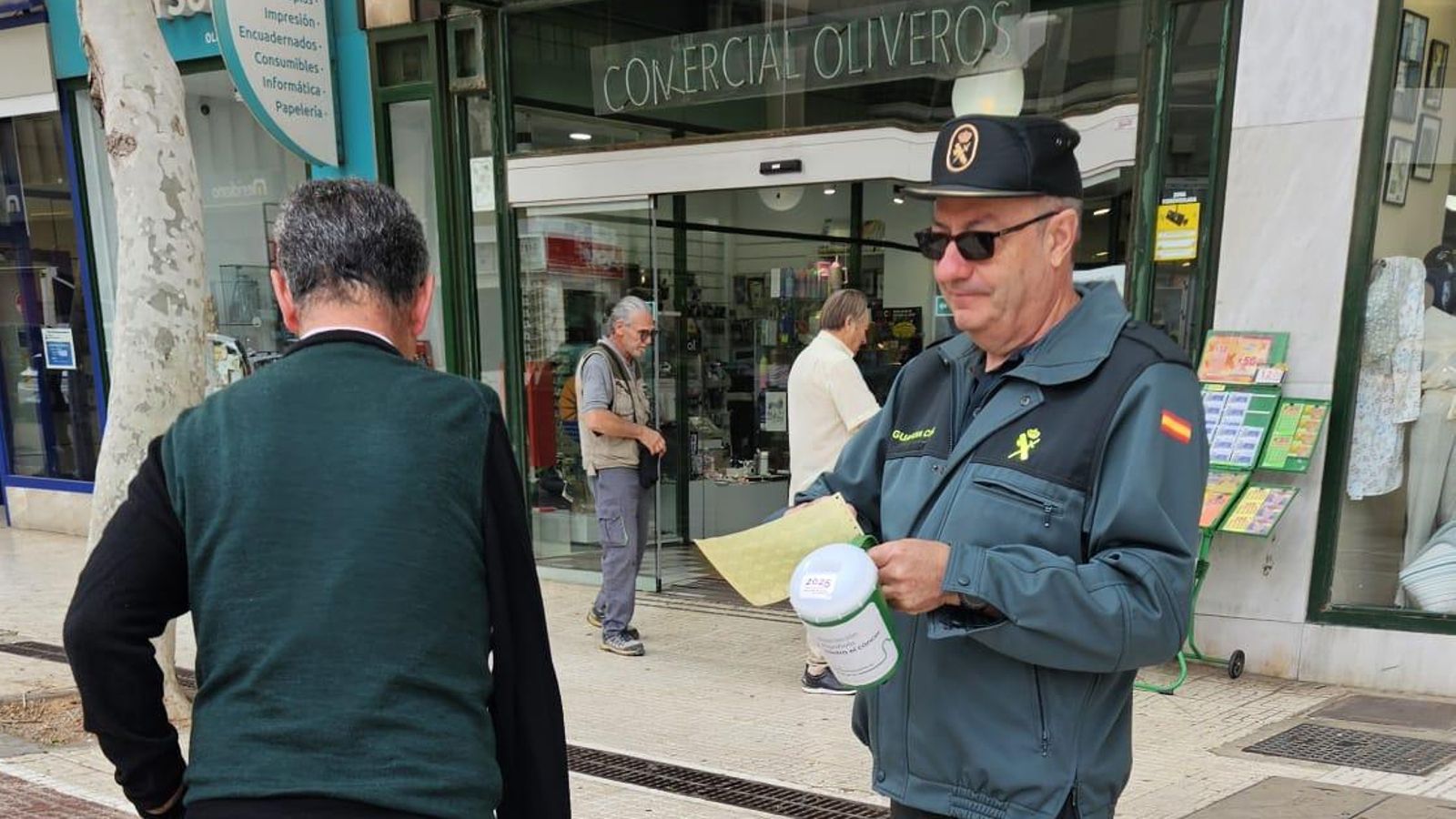 Un ciudadano se acerca a una mesa de cuestación de la capital donde la Guardia Civil colabora en la recaudación