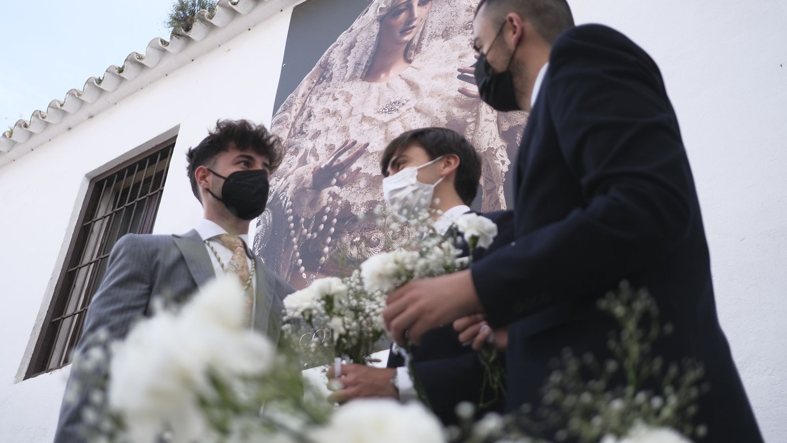 El Grupo de Devotos de la Paz vende ramos de flores.