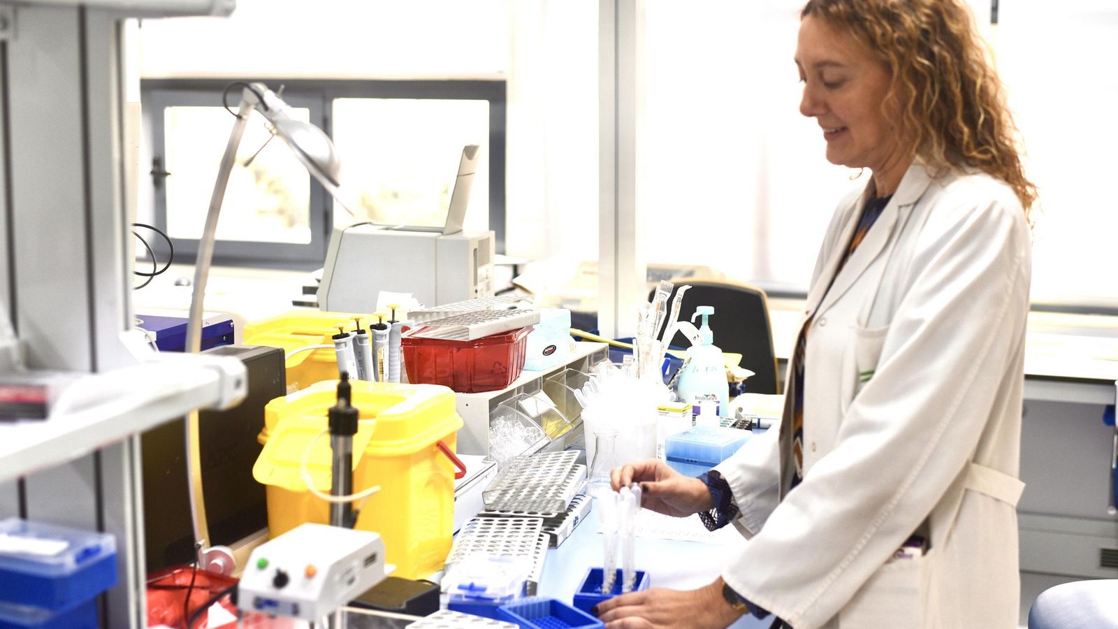 La doctora Mamen Fernández, en una zona de laboratorio del Reina Sofía.