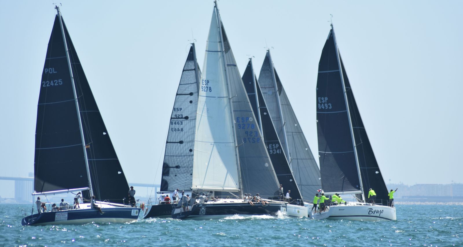 Barcos en plena competición en la Bahía de Cádiz.