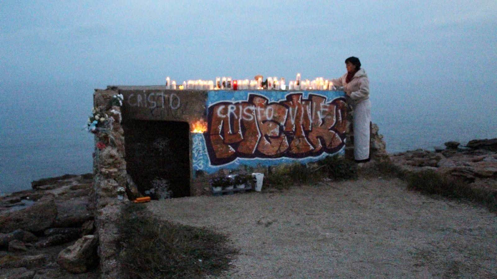El lugar donde fue encontrado el pequeño Lucca se ha convertido en un improvisado santuario donde poder recordarlo