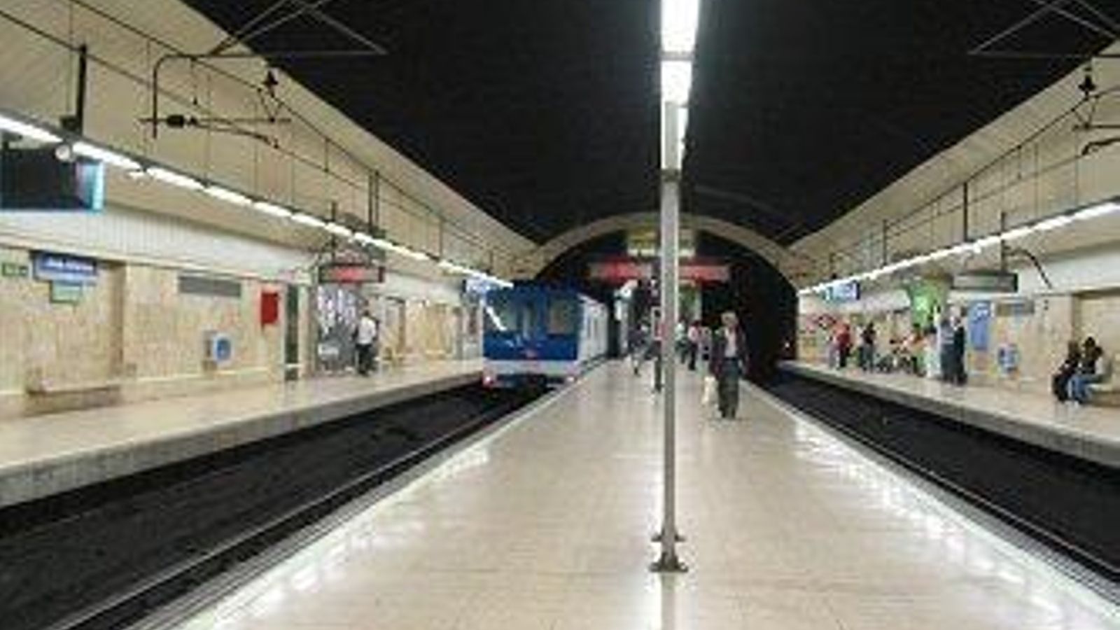 Metro de Madrid: estación con andén central y andenes laterales.