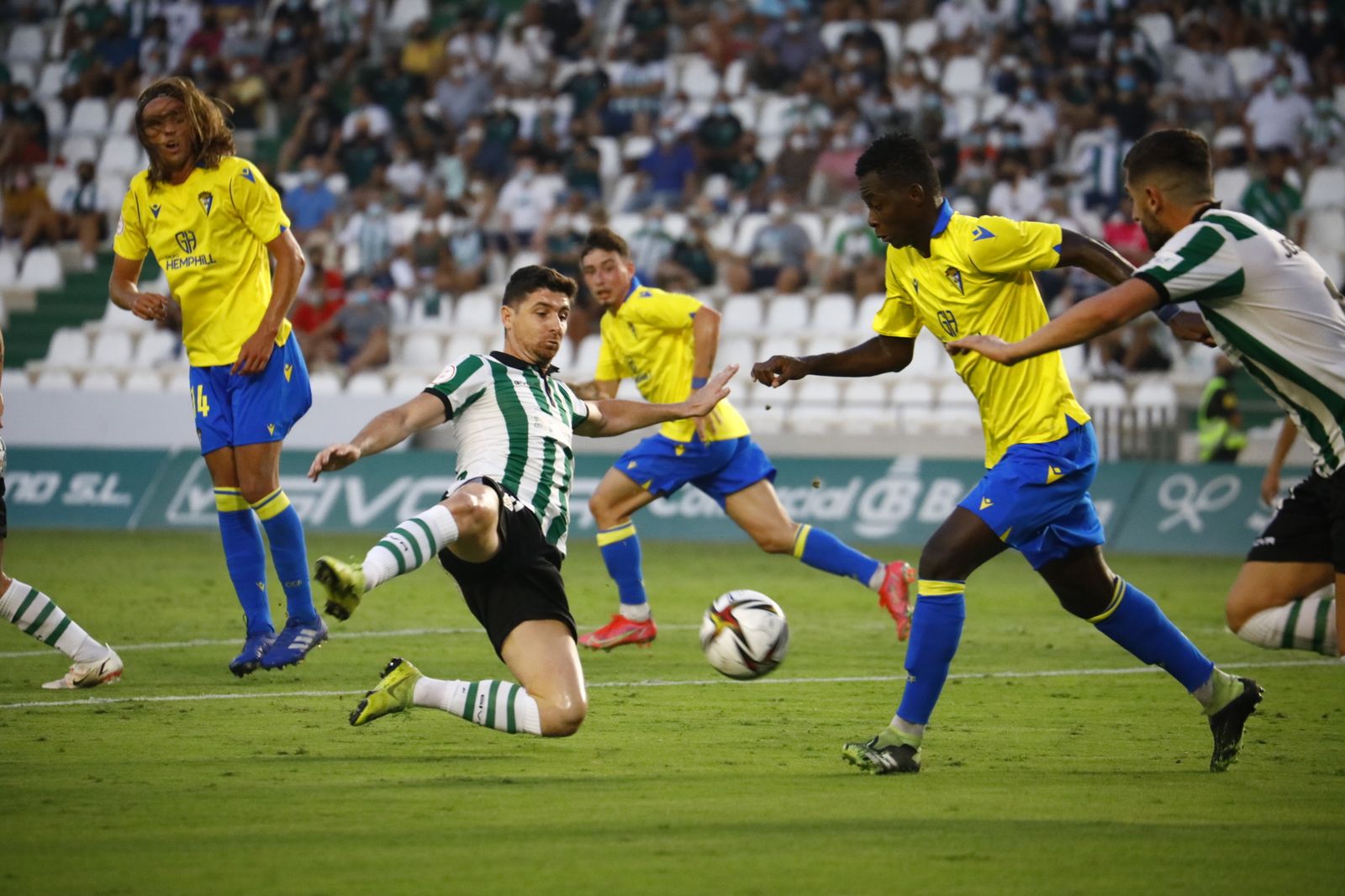 La victoria del Córdoba CF ante el Cádiz B, en imágenes