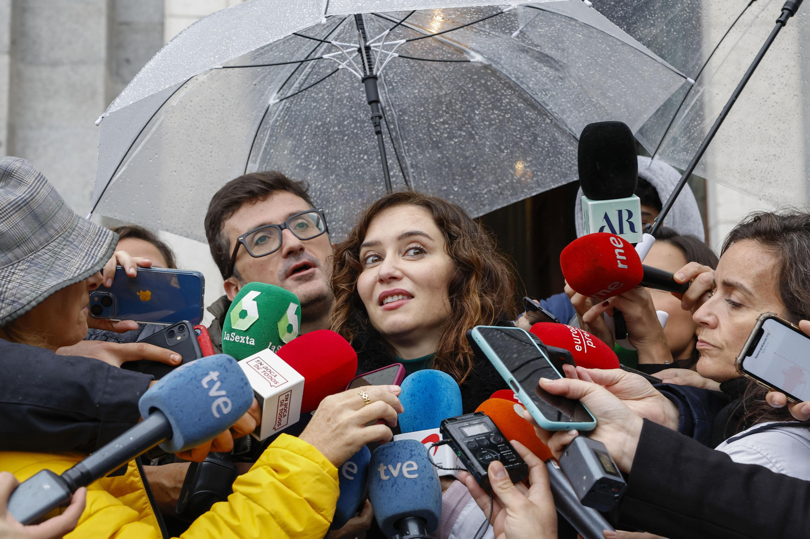 Ayuso atiende a la prensa a su llegada a la Catedral para la misa en honor de la patrona, la virgen de la Almudena