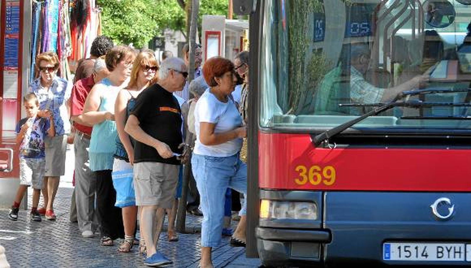 Tussam suma 27.227 títulos de bonobús solidario y supera en un 12% la cifra de 2015