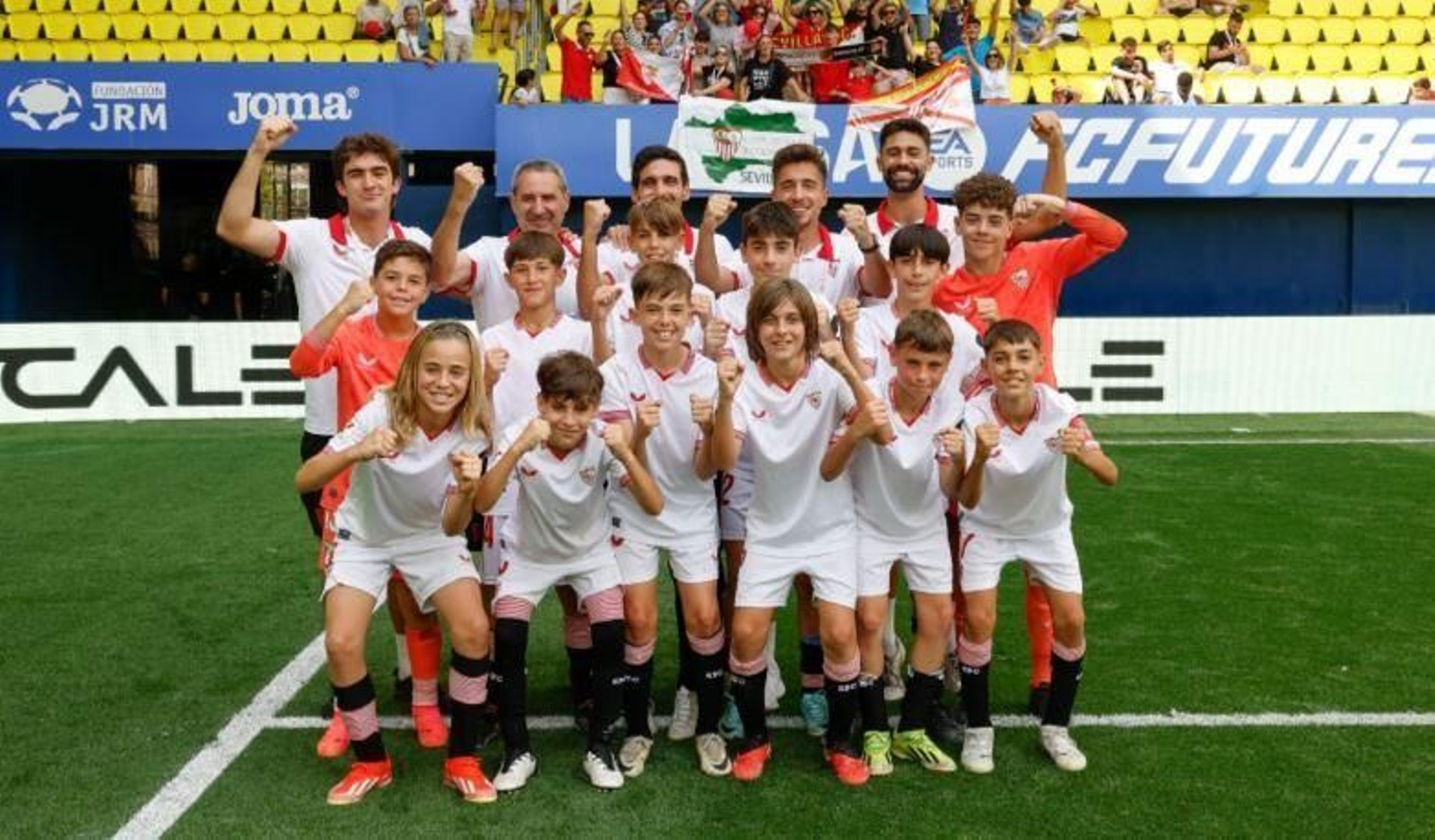 El alevín del Sevilla, con el algecireño Adam Contreras El alevín del Sevilla, con el algecireño Adam Contreras
