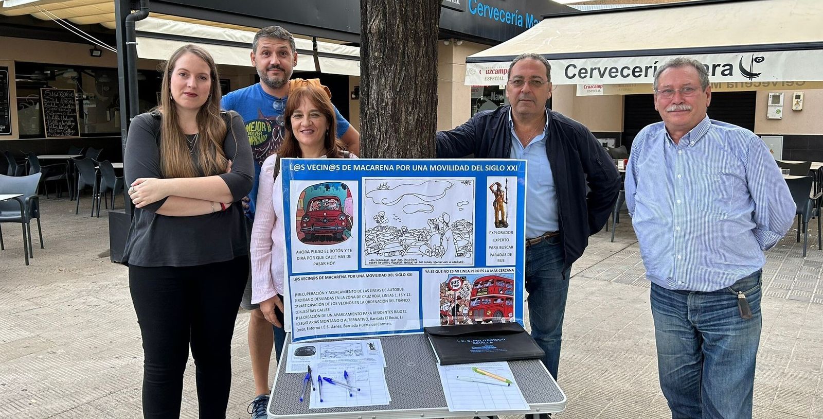 Marina (presidenta Asociación Pío XII), David (representante Santa María de Ordás), Pedro (La Rosaleda) y Basilio (Retiro Obrero) junto a la mesa de recogida de firmas.