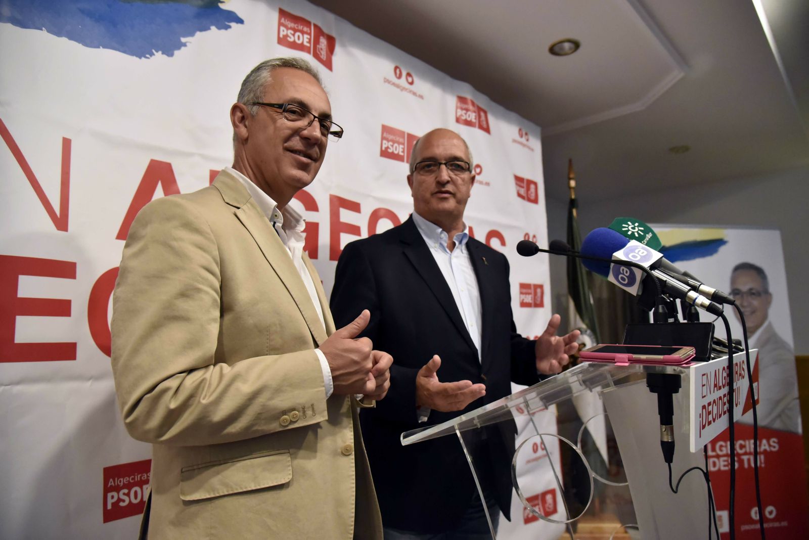 Juan Lozano y Fernando Silva, en la sede del PSOE algecireño.