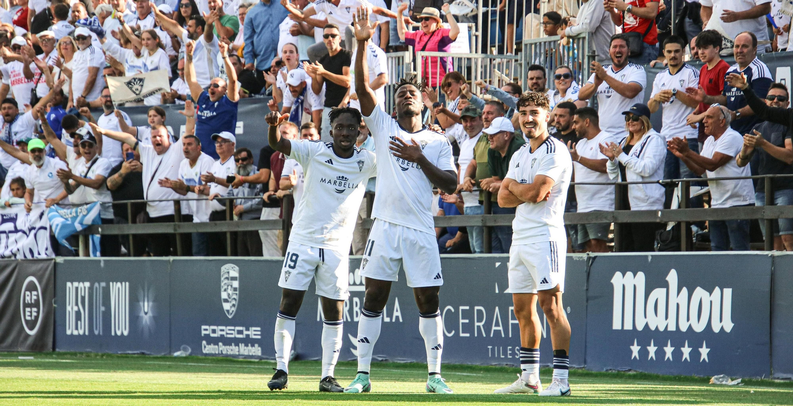 Los jugadores del Marbella FC celebran su pase a la ronda final del 'play off' de ascenso a Primera Federación. Los jugadores del Marbella FC celebran su pase a la ronda final del 'play off' de ascenso a Primera Federación.