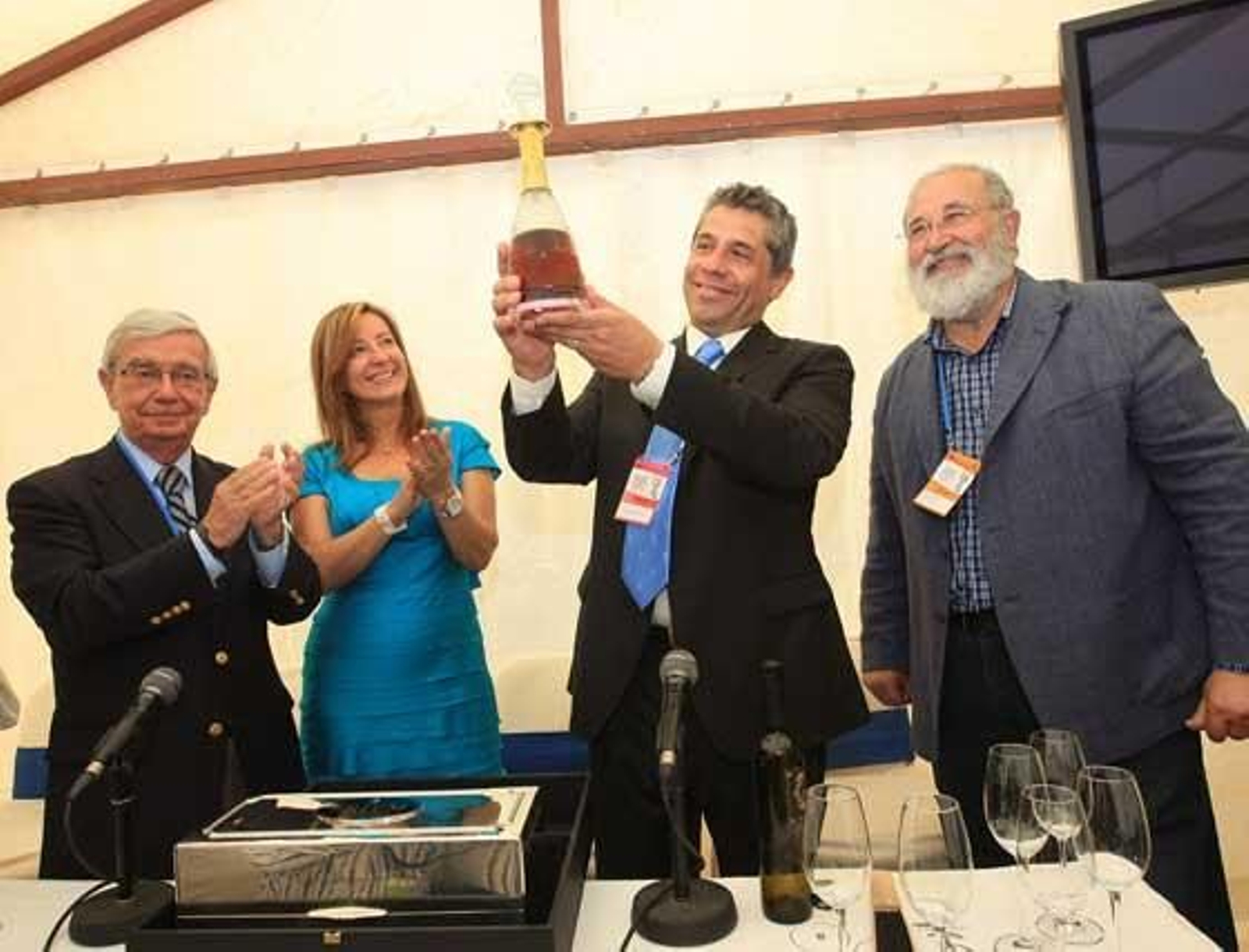 Alonso Ruiz (d), de bodegas Urium, ayer durante el descorche del palo cortado.

Foto: Juan Carlos Toro