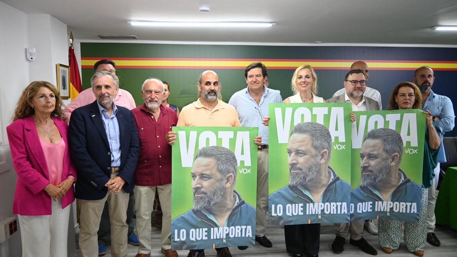 Presentación del cartel de VOX en su sede de la capital gaditana con Blanca Armario a la cabeza.