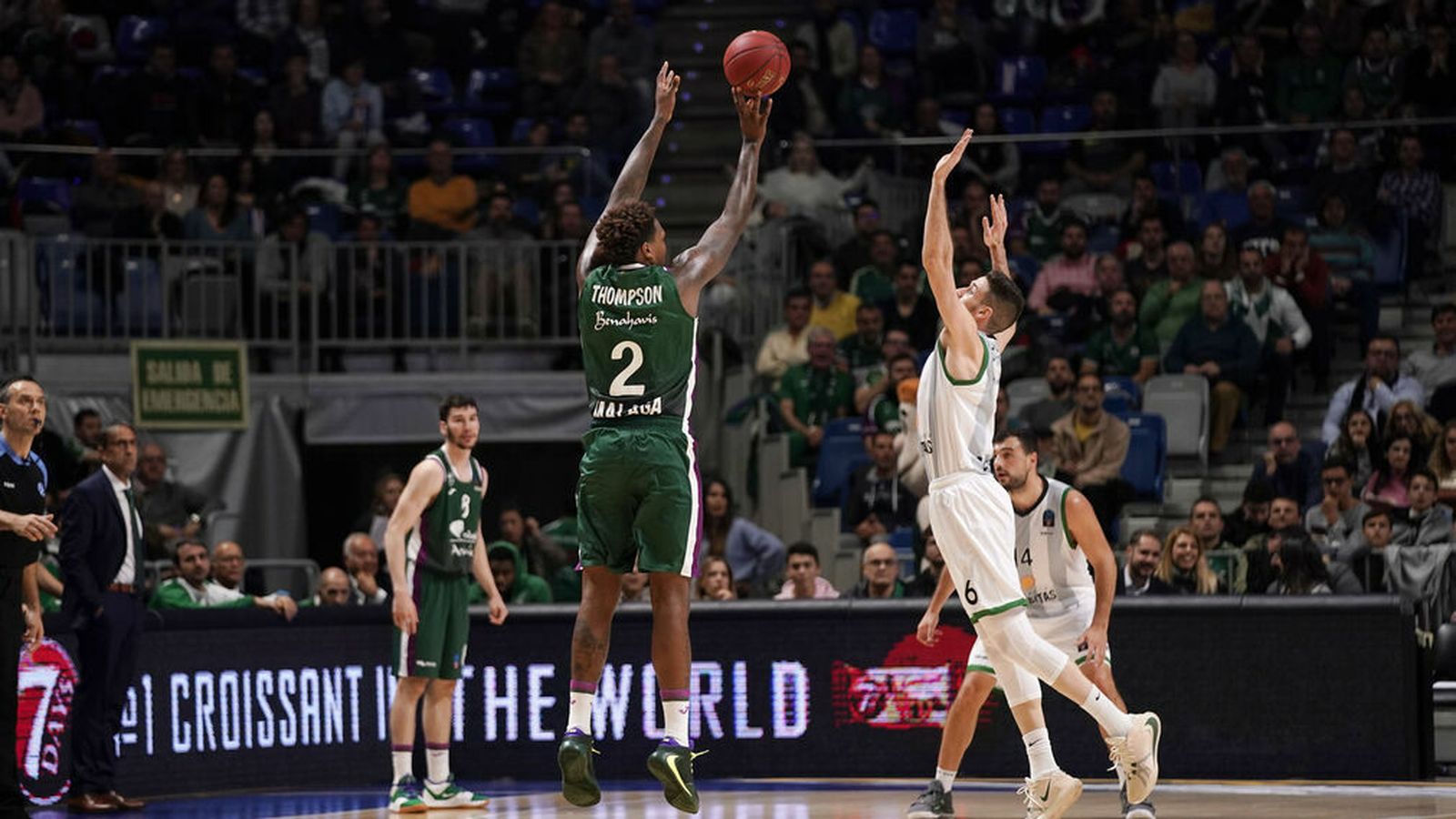 Deon Thompson lanza a canasta.