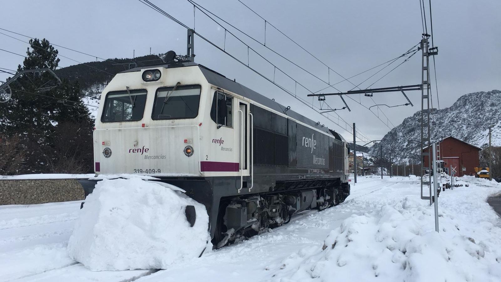 Locomotora equipada con cuñas quitanieve para limpiar los trayectos.