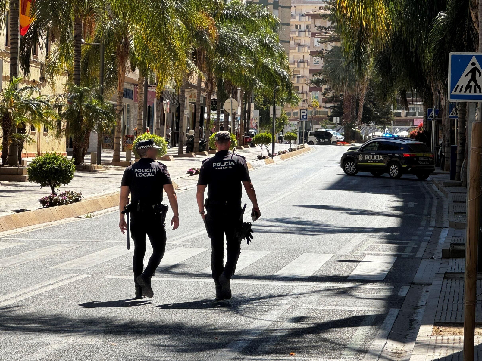 Dos agentes de la Policía Local por las calles de Motril