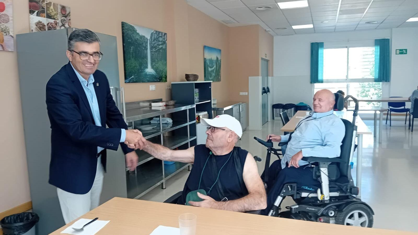 El delegado territorial de Empleo en Granada visita las instalaciones sociales de la Asociación Aspaym