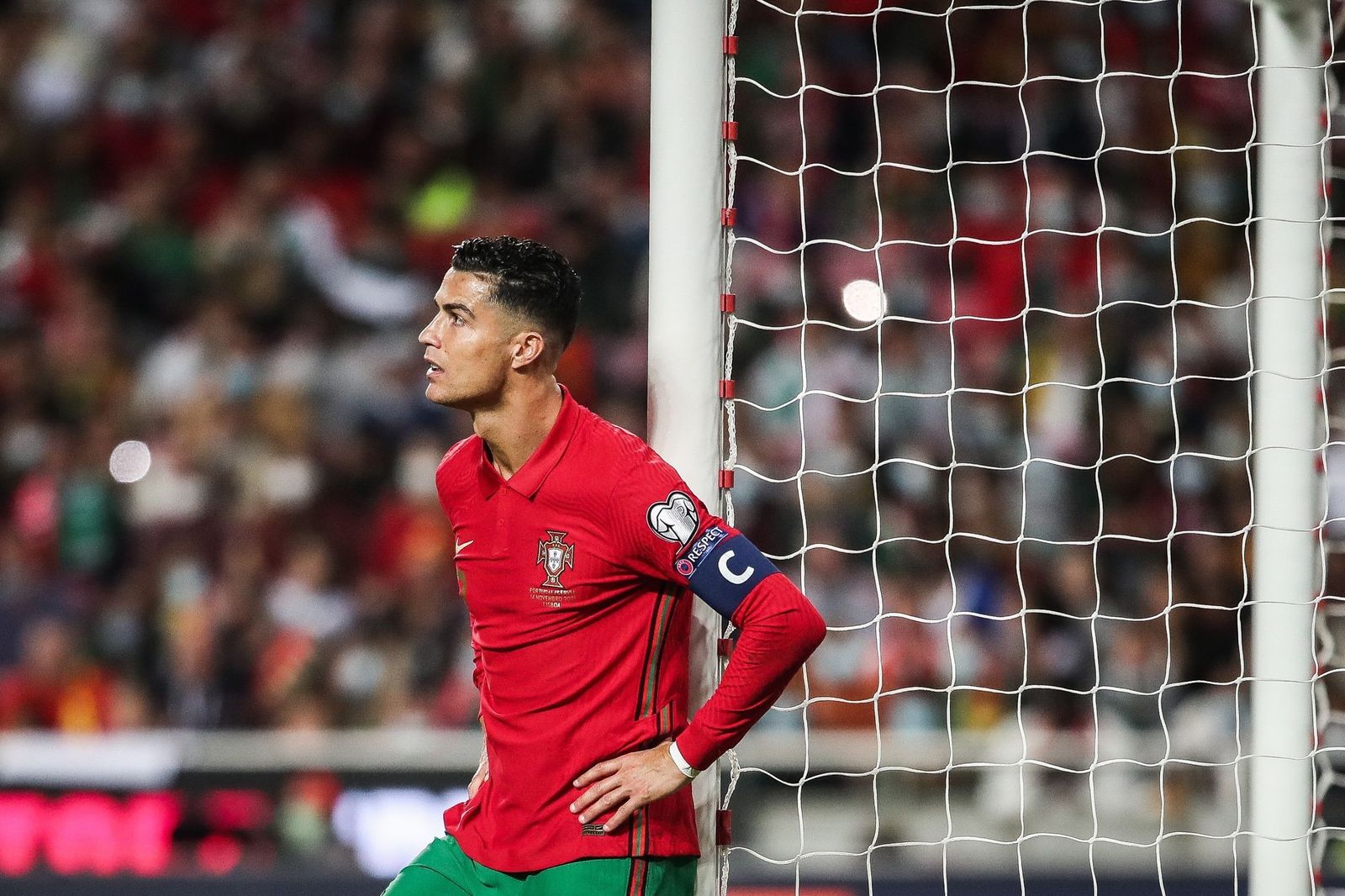 Cristiano Ronaldo se lamenta en el partido ante Serbia.