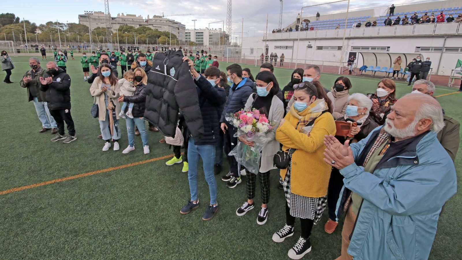 Emotivo homenaje de todo el Pueblo Nuevo a su entrenador