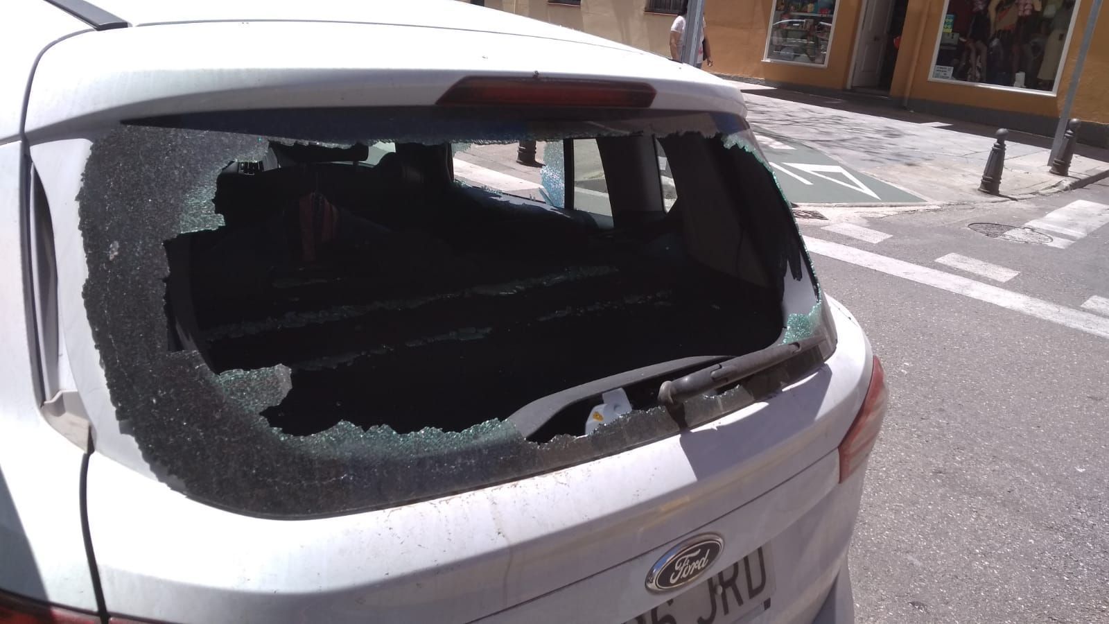 Las pedradas alcanzaron la luna trasera del vehículo del equipo de televisión.