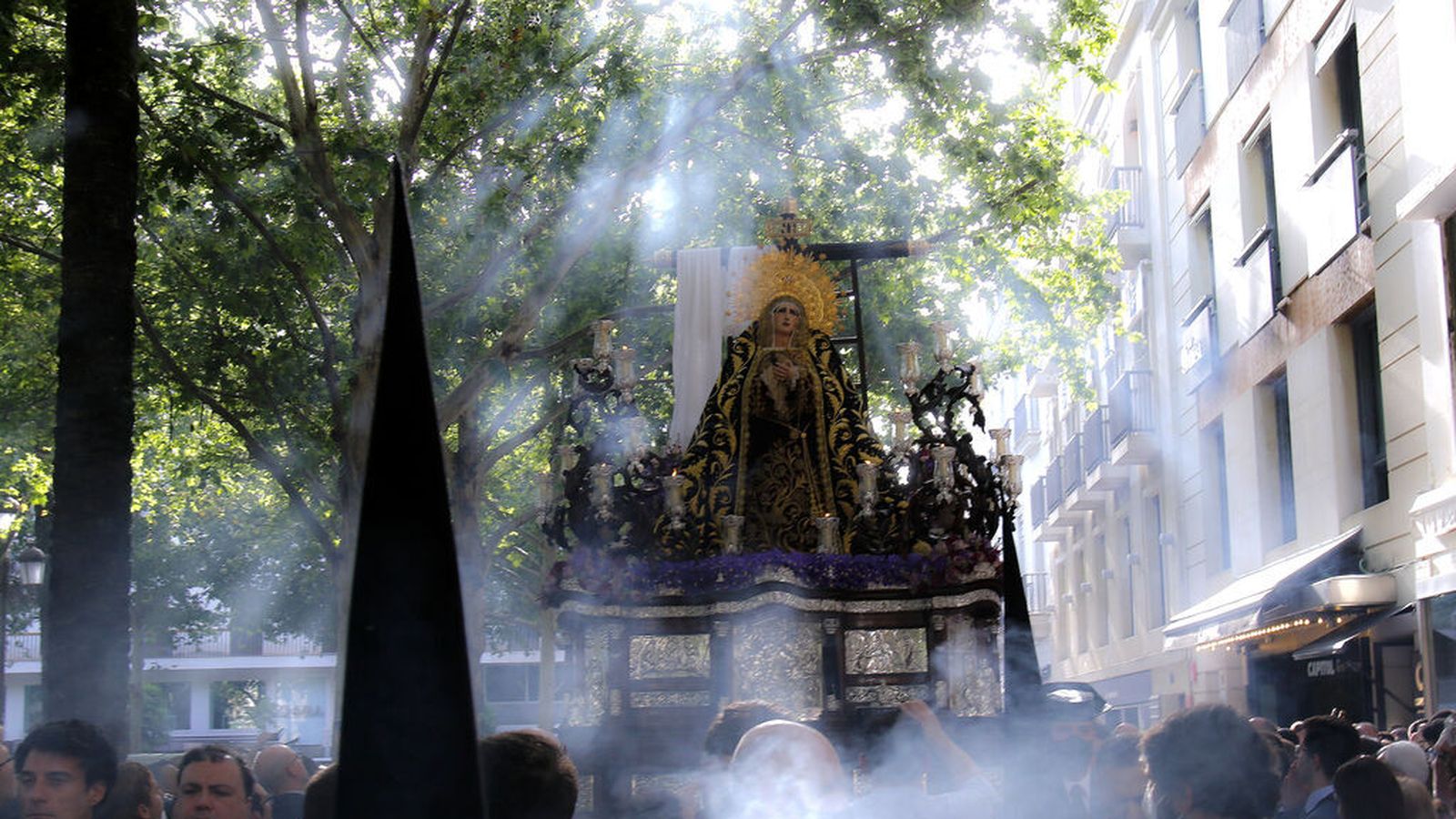 La Soledad entre las luces de la tarde del Viernes Santo