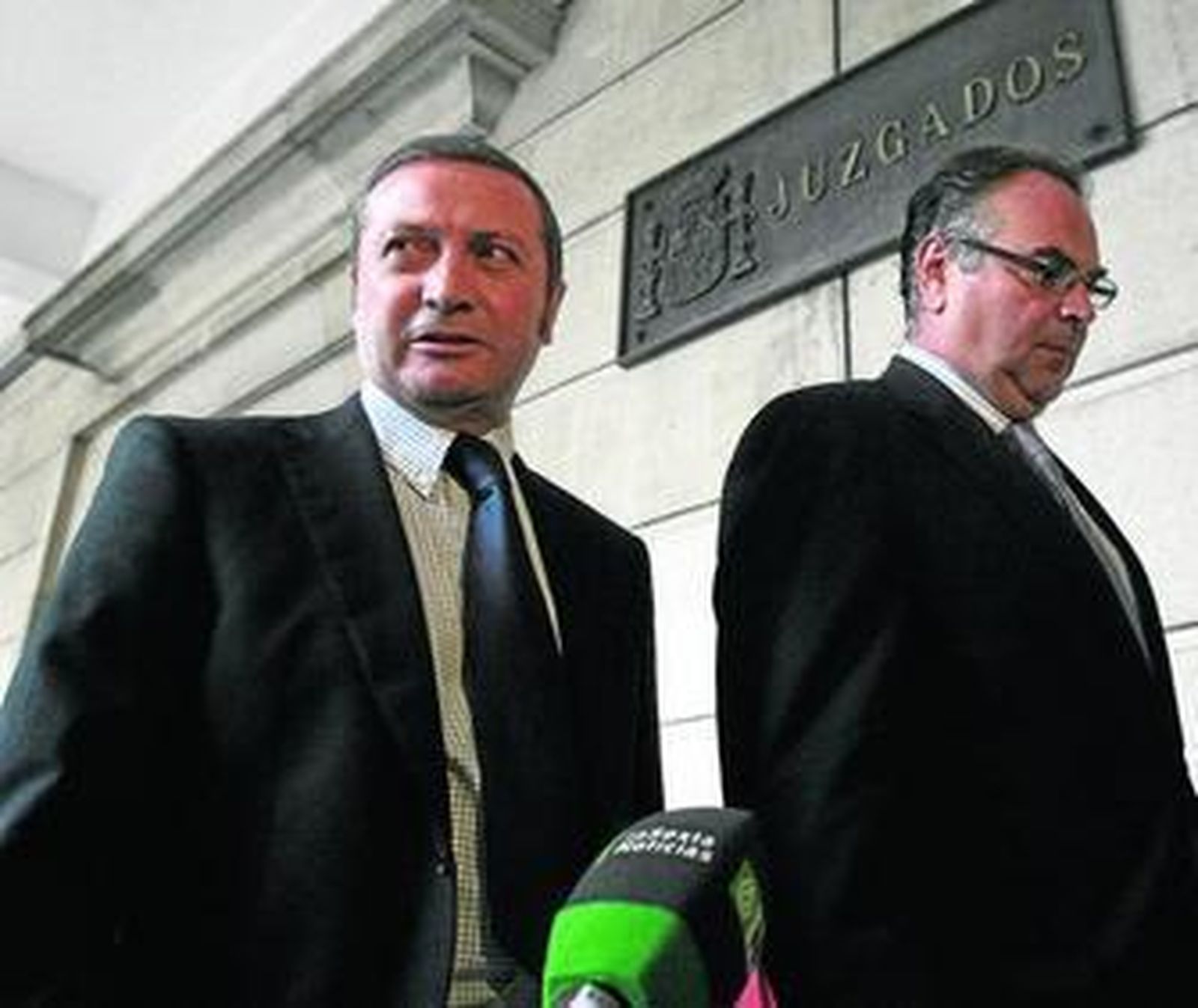 El ex diputado del PSOE Ramón Díaz Alcaraz, en los juzgados de Sevilla con su abogado.