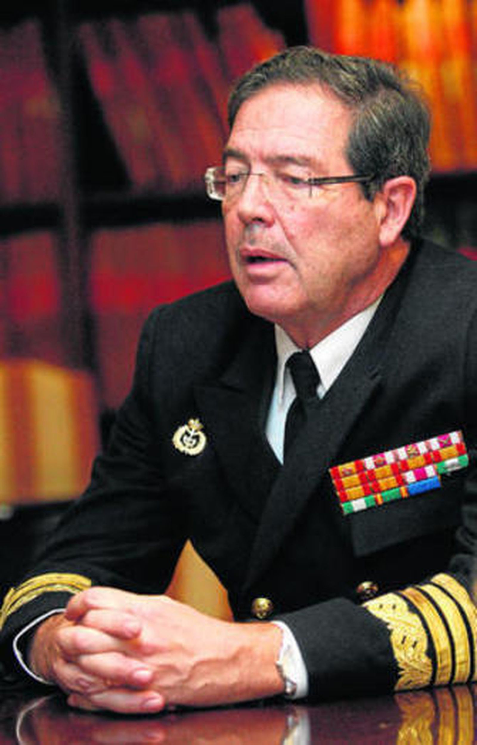 El Almirante Francisco Javier Franco, en un momento de la entrevista en la hemeroteca de Diario de Cádiz.