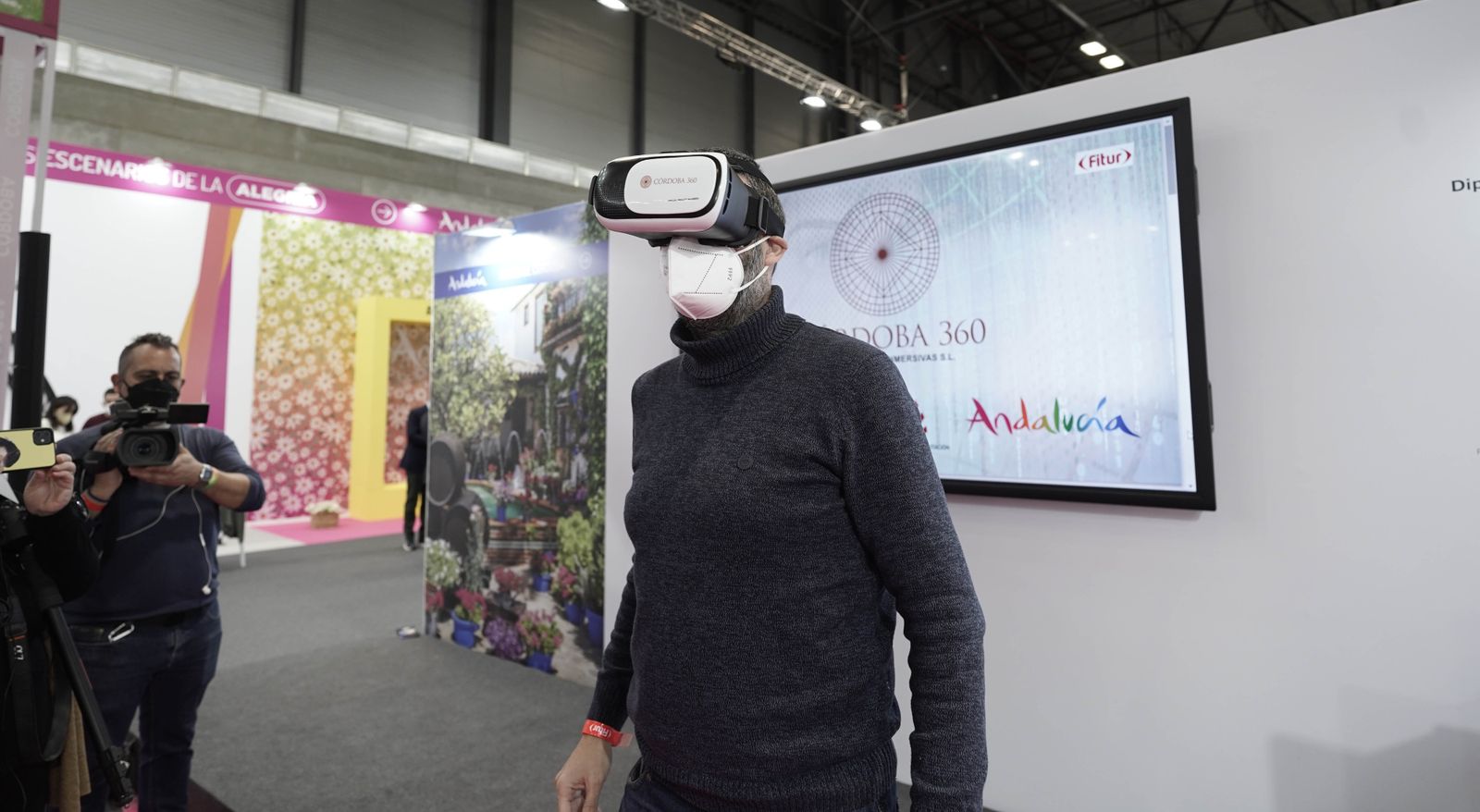 Un hombre prueba las gafas de realidad virtual de Córdoba.