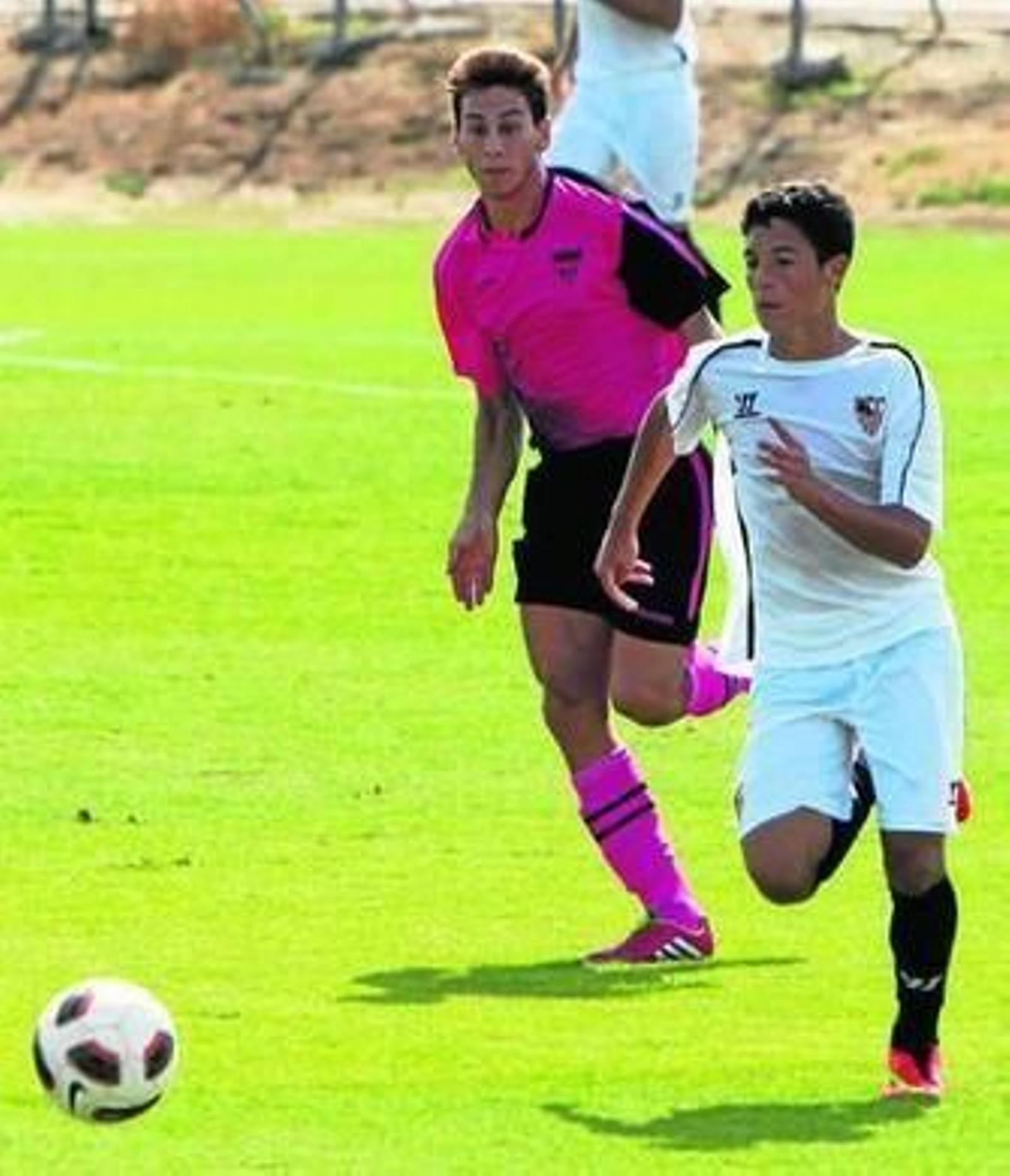 El sevillista Mena, en plena carrera seguido por el lateral Ibáñez.