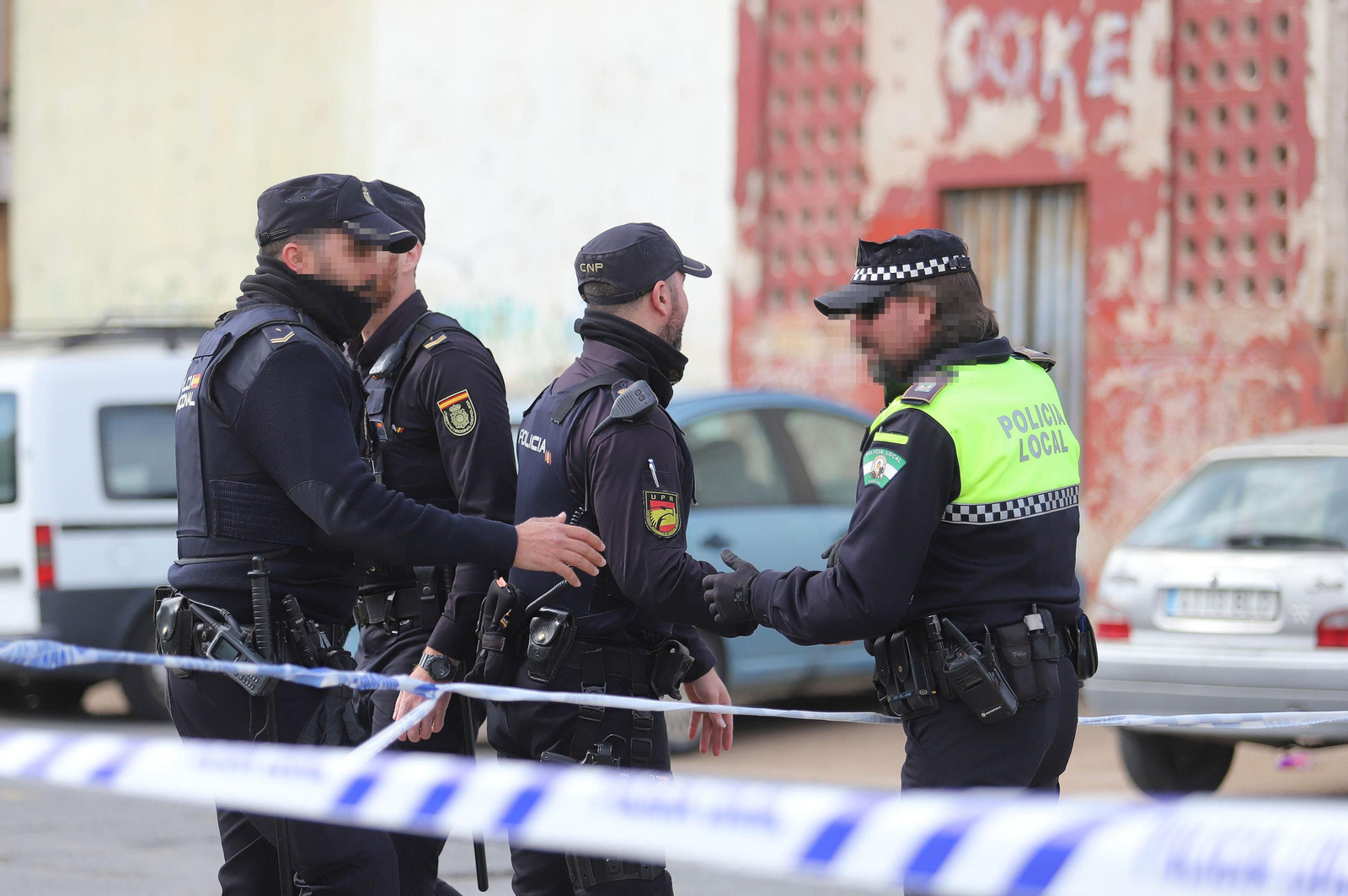 Imágenes del atrincherado que amenazaba con hacer estallar una bombona en el Torrejón, Huelva